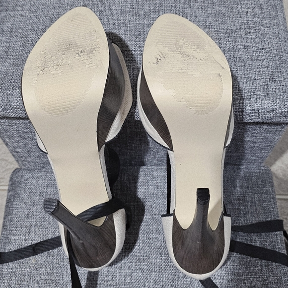 Shoe Dazzle Black and Cream Platform Heels - Picture 3 of 6